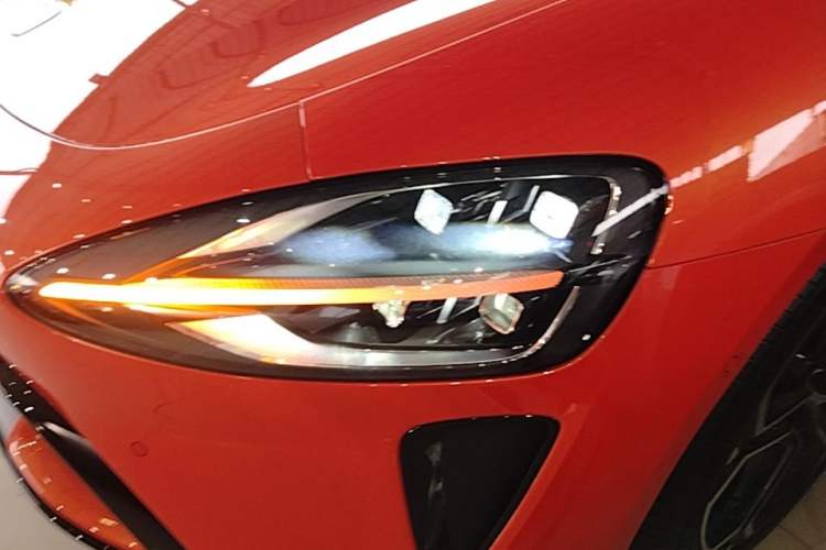Used Xiaomi Auto SU7 2024 Rear-Drive Ultra-Long Range Advanced Pro-Level Intelligent Driving Version Left Front Headlight