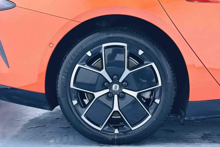 Used Xiaomi Auto SU7 2024 Rear-Drive Long-Range Intelligent Driving Version Left Front Wheel Hub