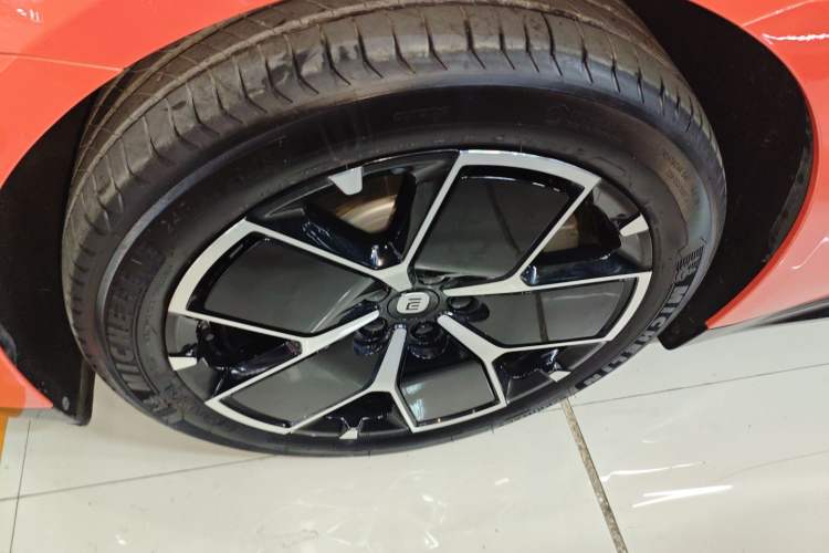 Used Xiaomi Auto SU7 2024 Rear-Drive Ultra-Long Range Advanced Pro-Level Intelligent Driving Version Left Front Wheel Hub