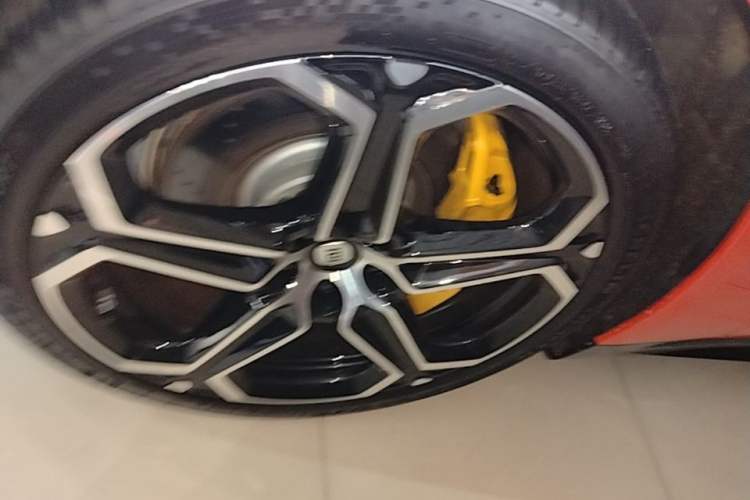 Used Xiaomi Auto SU7 2024 Rear-Drive Ultra-Long Range Advanced Pro-Level Intelligent Driving Version Left Front Wheel Hub