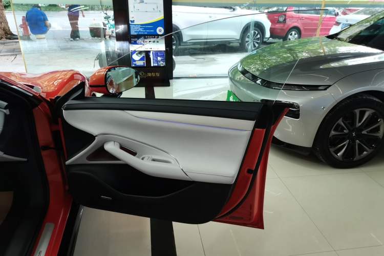 Used Xiaomi Auto SU7 2024 Four-Wheel Drive Ultra-Long Range Advanced Intelligent Driving Max Edition Right Front Door Interior