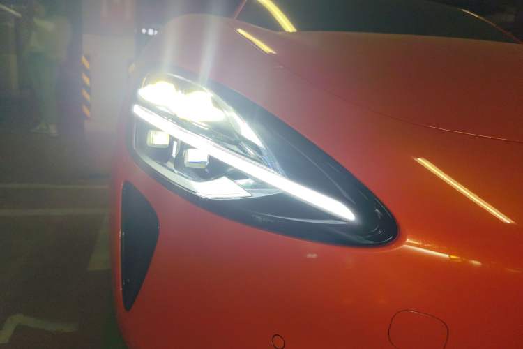 Used Xiaomi Auto SU7 2024 Four-Wheel Drive Ultra-Long Range Advanced Intelligent Driving Max Edition Right Front Headlight