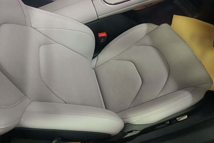Used Xiaomi Auto SU7 2024 Four-Wheel Drive Ultra-Long Range Advanced Intelligent Driving Max Edition Right Front Seat