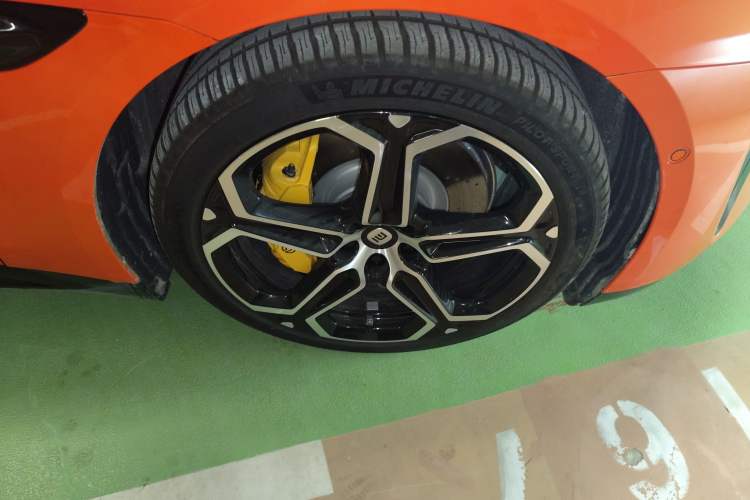 Used Xiaomi Auto SU7 2024 Four-Wheel Drive Ultra-Long Range Advanced Intelligent Driving Max Edition Right Front Wheel Hub