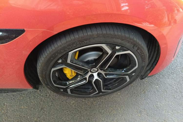 Used Xiaomi Auto SU7 2024 Rear-Drive Ultra-Long Range Advanced Pro-Level Intelligent Driving Version Right Front Wheel Hub