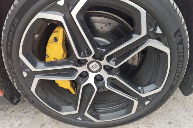 Used Xiaomi Auto SU7 2024 Rear-Drive Ultra-Long Range Advanced Pro-Level Intelligent Driving Version Right Front Wheel Hub