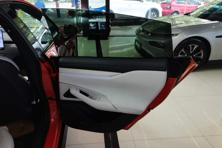Used Xiaomi Auto SU7 2024 Four-Wheel Drive Ultra-Long Range Advanced Intelligent Driving Max Edition Right Rear Door Interior