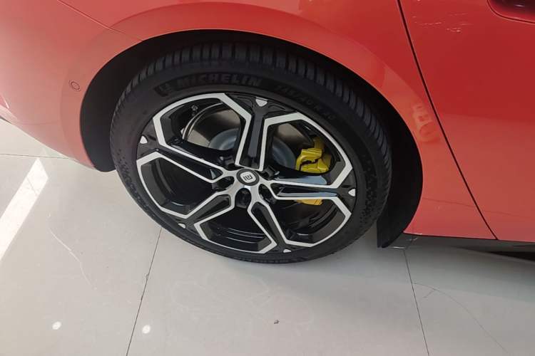 Used Xiaomi Auto SU7 2024 Rear-Drive Long-Range Intelligent Driving Version Right Rear Wheel Hub