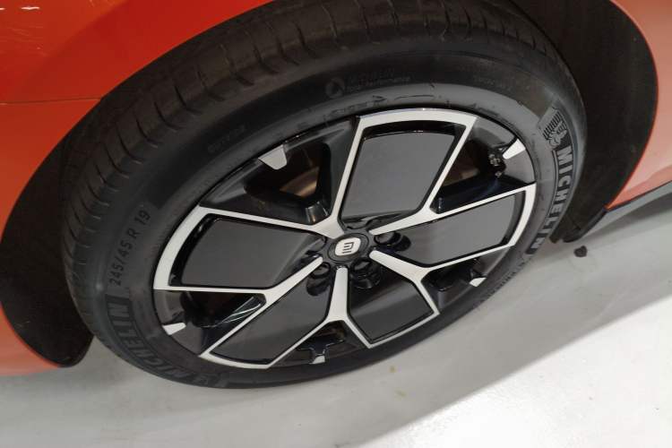 Used Xiaomi Auto SU7 2024 Rear-Drive Long-Range Intelligent Driving Version Right Rear Wheel Hub