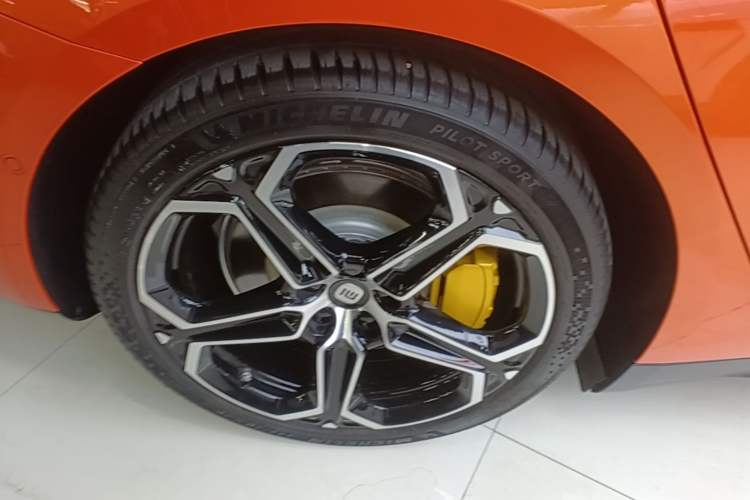 Used Xiaomi Auto SU7 2024 Rear-Drive Long-Range Intelligent Driving Version Right Rear Wheel Hub