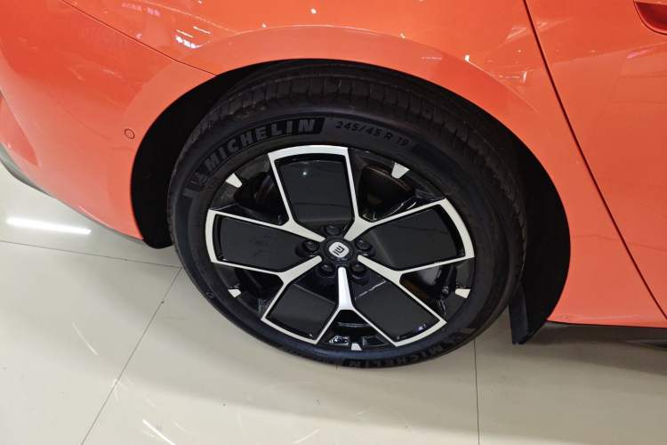 Used Xiaomi Auto SU7 2024 Rear-Drive Ultra-Long Range Advanced Pro-Level Intelligent Driving Version Right Rear Wheel Hub