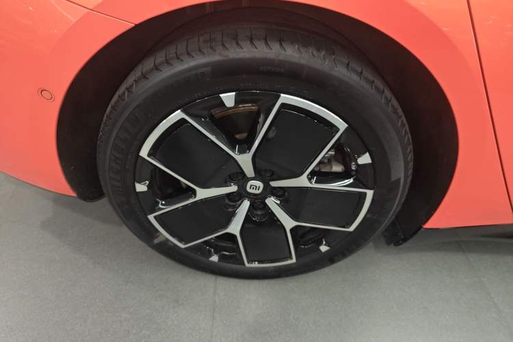 Used Xiaomi Auto SU7 2024 Rear-Drive Ultra-Long Range Advanced Pro-Level Intelligent Driving Version Right Rear Wheel Hub