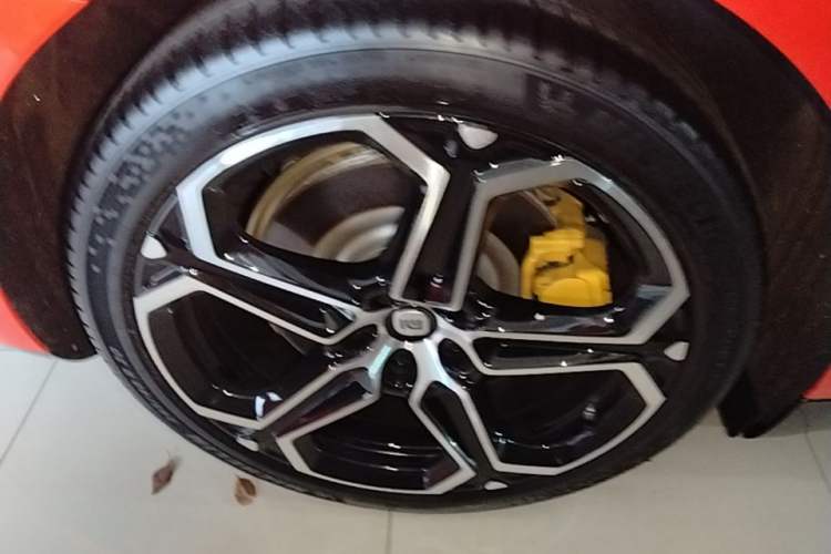Used Xiaomi Auto SU7 2024 Rear-Drive Ultra-Long Range Advanced Pro-Level Intelligent Driving Version Right Rear Wheel Hub