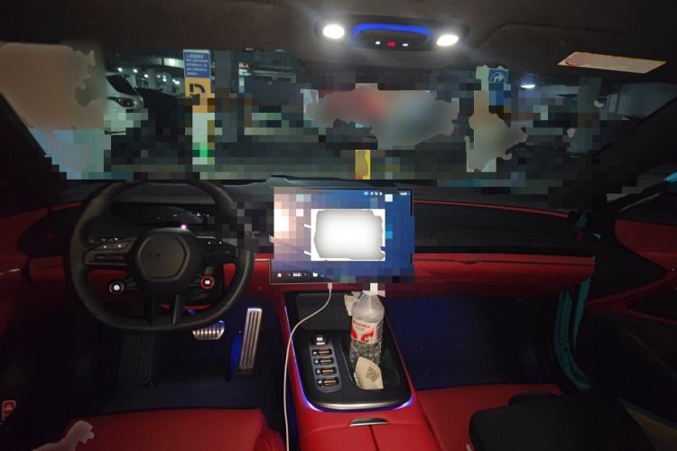 Used Xiaomi Auto SU7 2024 Four-Wheel Drive Ultra-Long Range Advanced Intelligent Driving Max Edition Center Console