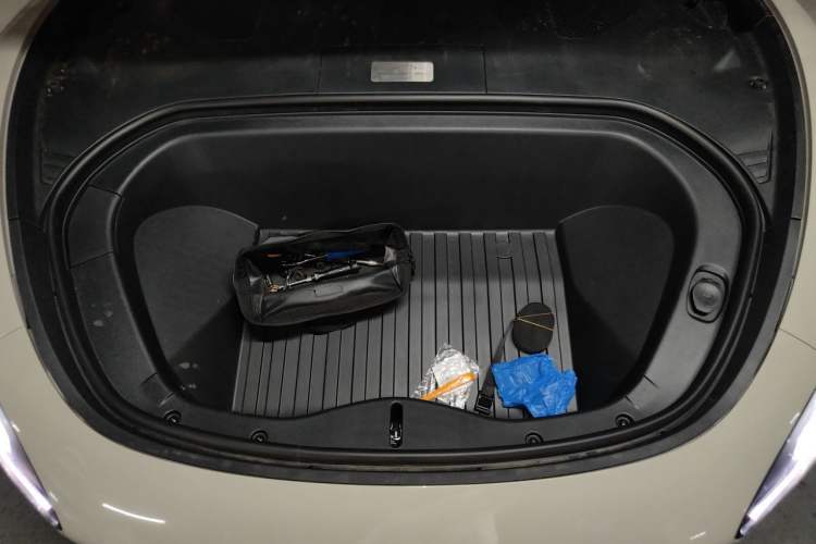 Used Xiaomi Auto SU7 2024 Rear-Drive Long-Range Intelligent Driving Version Engine Bay