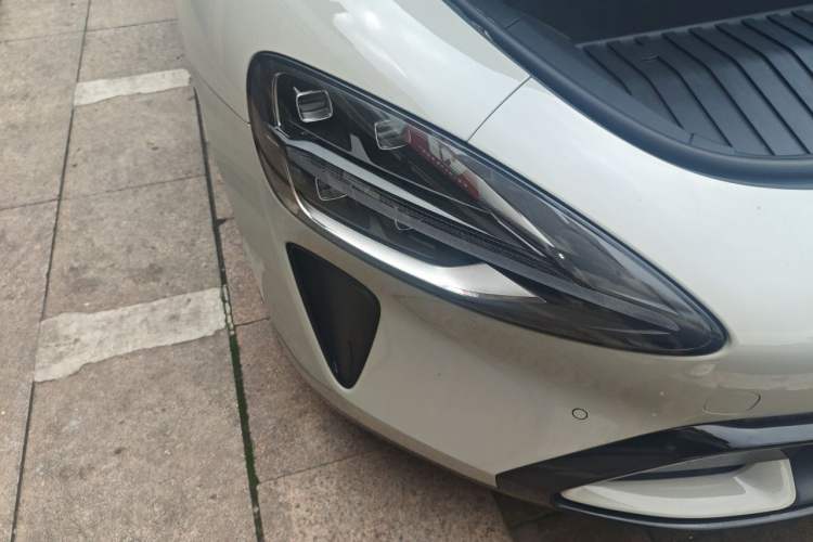 Used Xiaomi Auto SU7 2024 Four-Wheel Drive Ultra-Long Range Advanced Intelligent Driving Max Edition Right Front Headlight