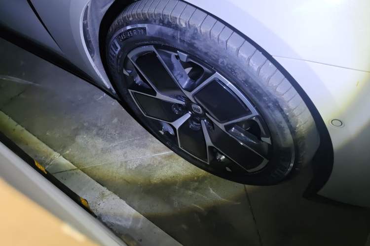 Used Xiaomi Auto SU7 2024 Rear-Drive Standard Founder Edition Right Front Wheel Hub