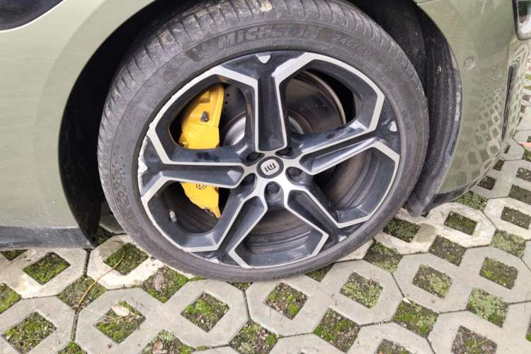 Used Xiaomi Auto SU7 2024 Rear-Drive Ultra-Long Range Advanced Pro-Level Intelligent Driving Version Right Front Wheel Hub