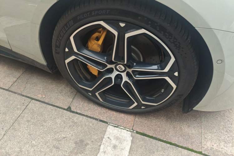 Used Xiaomi Auto SU7 2024 Four-Wheel Drive Ultra-Long Range Advanced Intelligent Driving Max Edition Right Front Wheel Hub