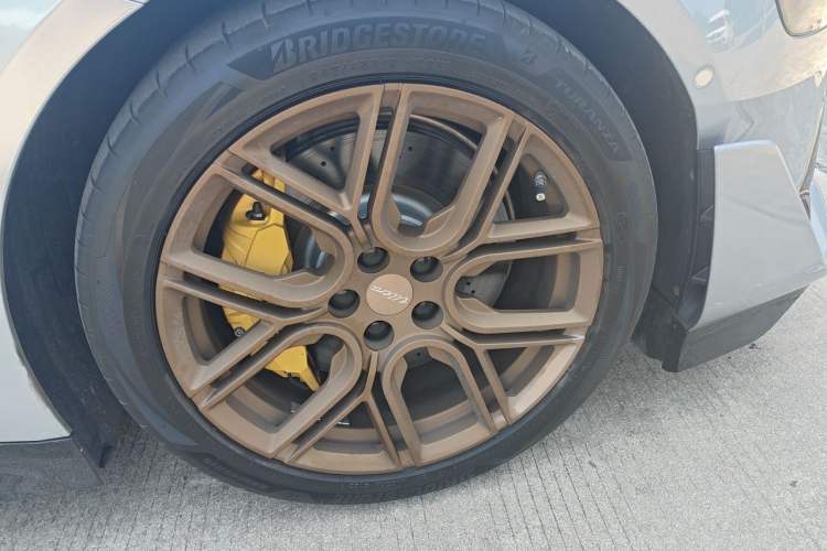 Used Xiaomi Auto SU7 2024 Four-Wheel Drive Ultra-Long Range Advanced Intelligent Driving Max Edition Right Front Wheel Hub