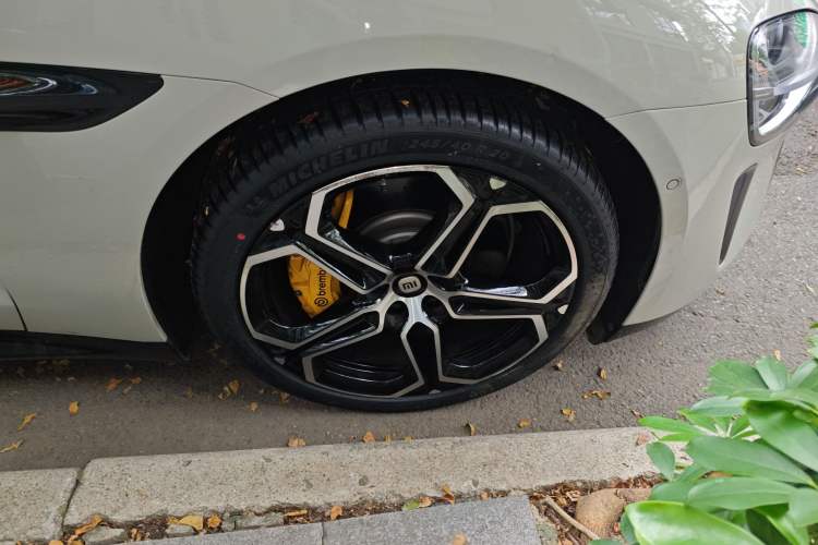 Used Xiaomi Auto SU7 2024 Rear-Drive Ultra-Long Range Advanced Pro-Level Intelligent Driving Version Right Front Wheel Hub