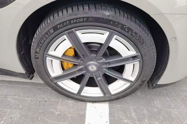 Used Xiaomi Auto SU7 2024 Rear-Drive Long-Range Intelligent Driving Version Right Front Wheel Hub
