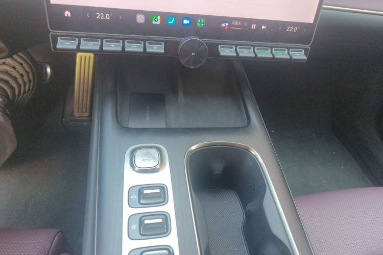 Used Xiaomi Auto SU7 2024 Four-Wheel Drive Ultra-Long Range Advanced Intelligent Driving Max Edition Audio And AC Panel