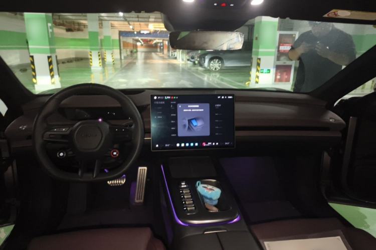 Used Xiaomi Auto SU7 2024 Four-Wheel Drive Ultra-Long Range Advanced Intelligent Driving Max Edition Center Console