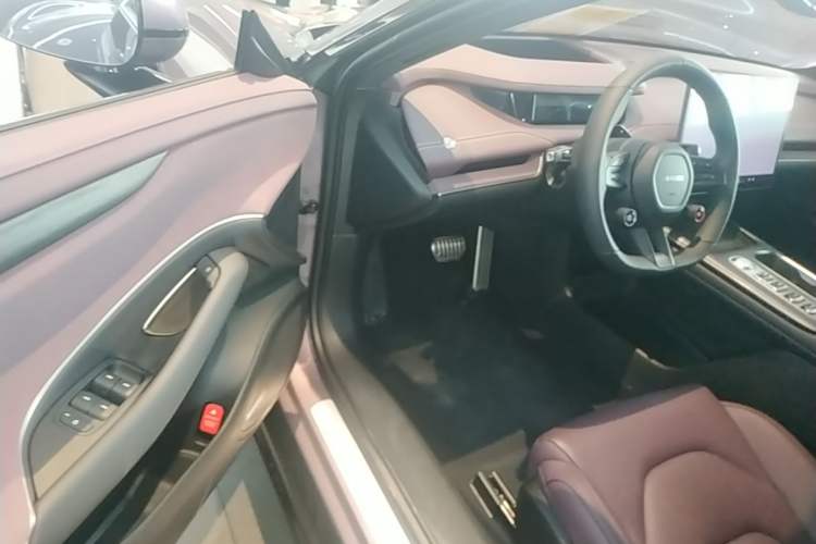 Used Xiaomi Auto SU7 2024 Four-Wheel Drive Ultra-Long Range Advanced Intelligent Driving Max Edition Driver Seat