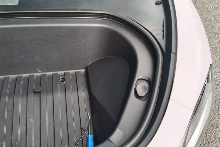 Used Xiaomi Auto SU7 2024 Rear-Drive Long-Range Intelligent Driving Version Engine Bay Left