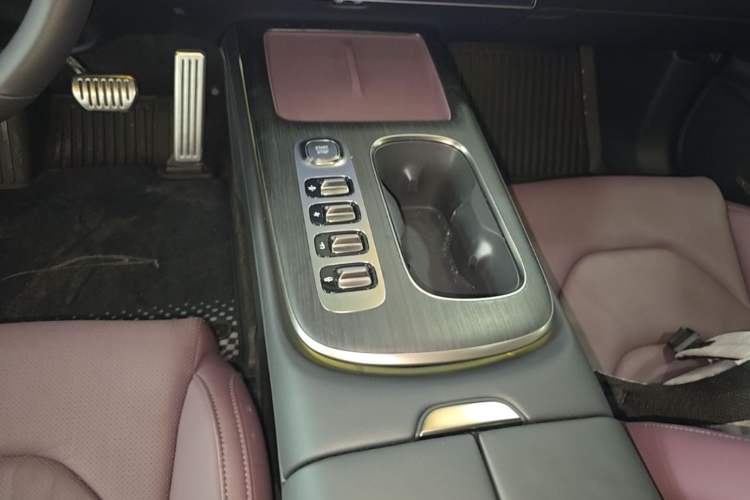 Used Xiaomi Auto SU7 2024 Four-Wheel Drive Ultra-Long Range Advanced Intelligent Driving Max Edition Gear Lever
