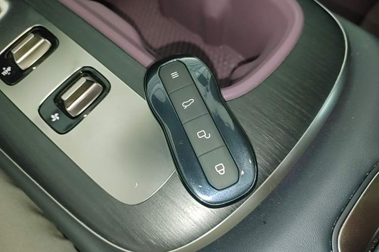 Used Xiaomi Auto SU7 2024 Rear-Drive Ultra-Long Range Advanced Pro-Level Intelligent Driving Version Interior 1