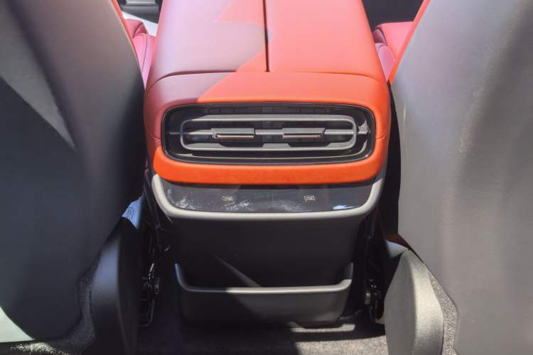 Used Xiaomi Auto SU7 2024 Four-Wheel Drive Ultra-Long Range Advanced Intelligent Driving Max Edition Interior 2