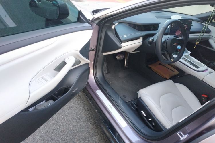 Used Xiaomi Auto SU7 2024 Rear-Drive Long-Range Intelligent Driving Version Interior 3