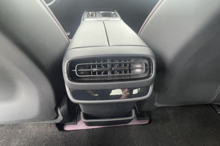Used Xiaomi Auto SU7 2024 Four-Wheel Drive Ultra-Long Range Advanced Intelligent Driving Max Edition Interior 9