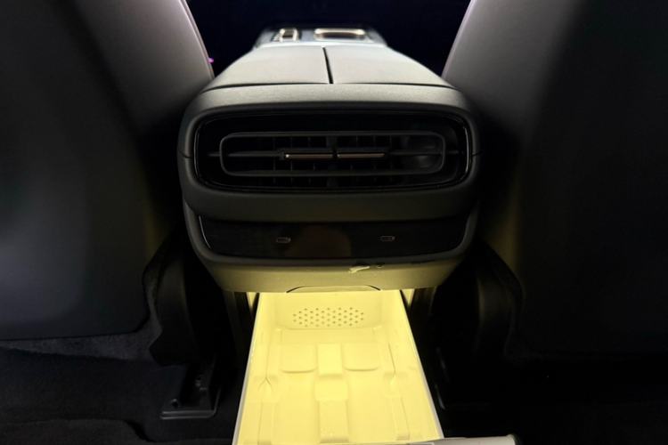 Used Xiaomi Auto SU7 2024 Four-Wheel Drive Ultra-Long Range Advanced Intelligent Driving Max Edition Interior 9