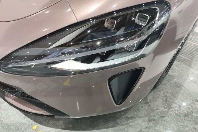 Used Xiaomi Auto SU7 2024 Four-Wheel Drive Ultra-Long Range Advanced Intelligent Driving Max Edition Left Front Headlight