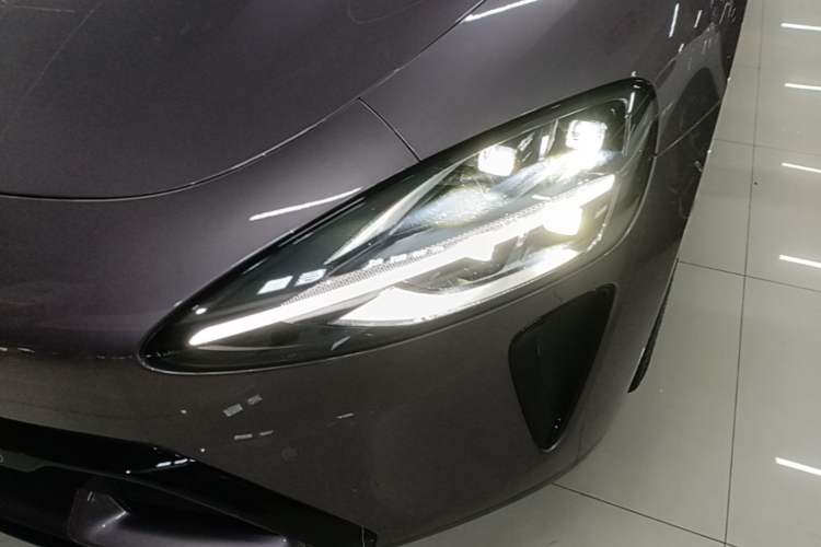 Used Xiaomi Auto SU7 2024 Rear-Drive Ultra-Long Range Advanced Pro-Level Intelligent Driving Version Left Front Headlight