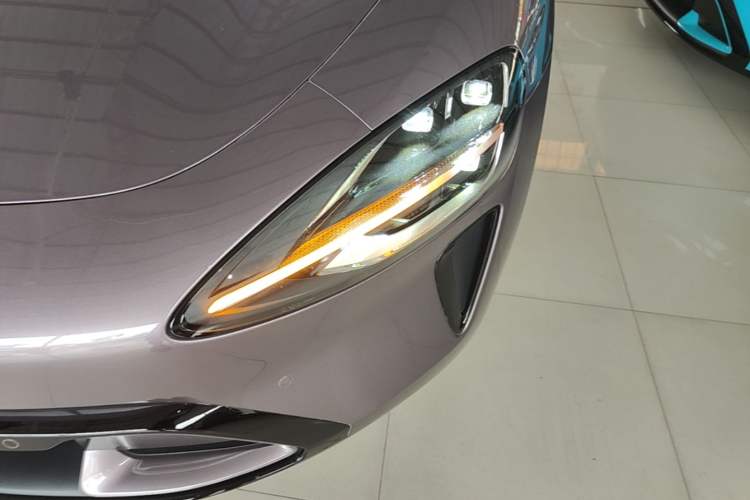Used Xiaomi Auto SU7 2024 Rear-Drive Ultra-Long Range Advanced Pro-Level Intelligent Driving Version Left Front Headlight