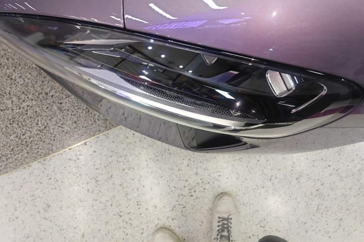 Used Xiaomi Auto SU7 2024 Rear-Drive Ultra-Long Range Advanced Pro-Level Intelligent Driving Version Left Front Headlight