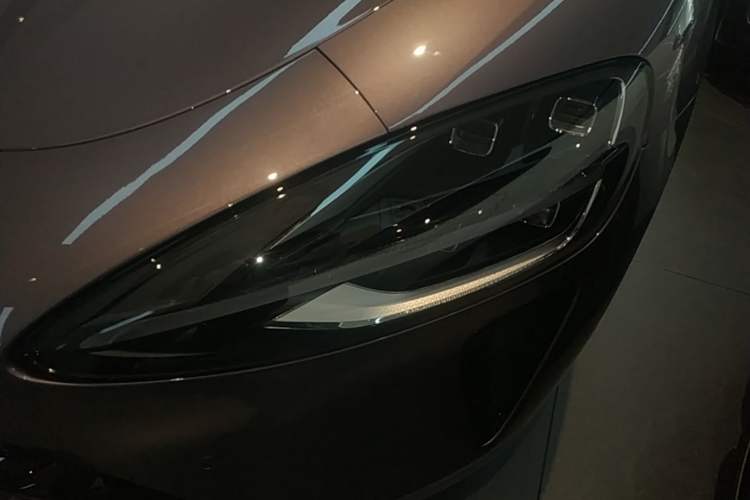 Used Xiaomi Auto SU7 2024 Four-Wheel Drive Ultra-Long Range Advanced Intelligent Driving Max Edition Left Front Headlight
