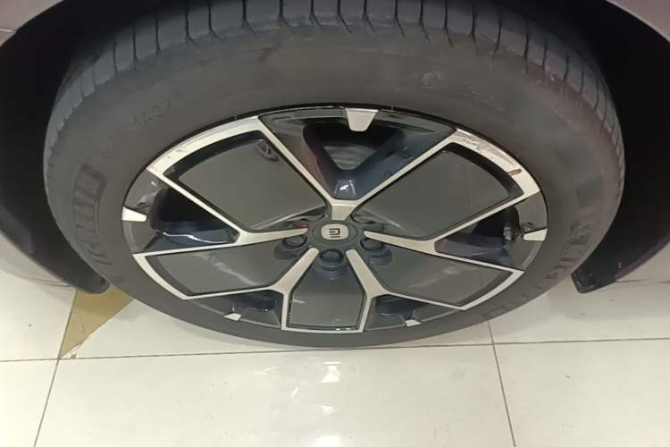 Used Xiaomi Auto SU7 2024 Rear-Drive Long-Range Intelligent Driving Version Left Front Wheel Hub