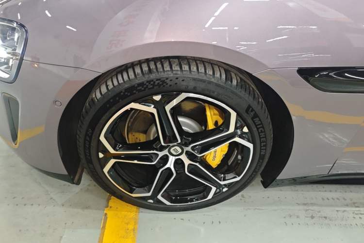 Used Xiaomi Auto SU7 2024 Four-Wheel Drive Ultra-Long Range Advanced Intelligent Driving Max Edition Left Front Wheel Hub