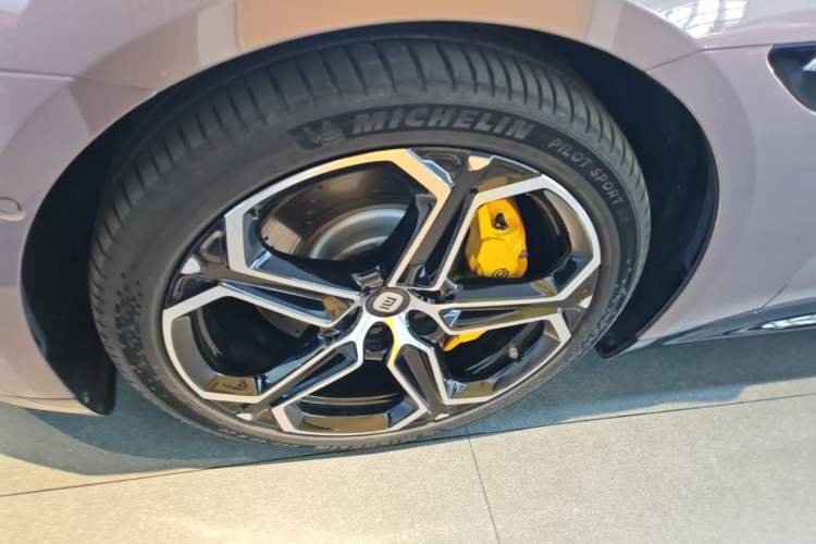 Used Xiaomi Auto SU7 2024 Four-Wheel Drive Ultra-Long Range Advanced Intelligent Driving Max Edition Left Front Wheel Hub