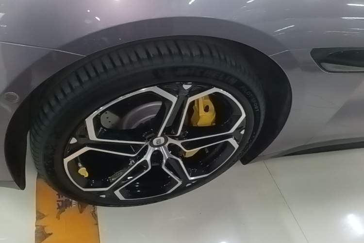 Used Xiaomi Auto SU7 2024 Rear-Drive Long-Range Intelligent Driving Version Left Front Wheel Hub