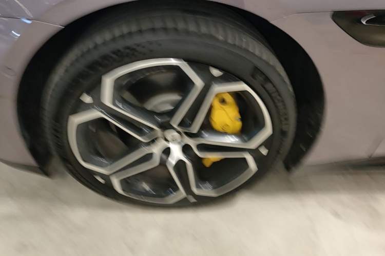 Used Xiaomi Auto SU7 2024 Rear-Drive Ultra-Long Range Advanced Pro-Level Intelligent Driving Version Left Front Wheel Hub