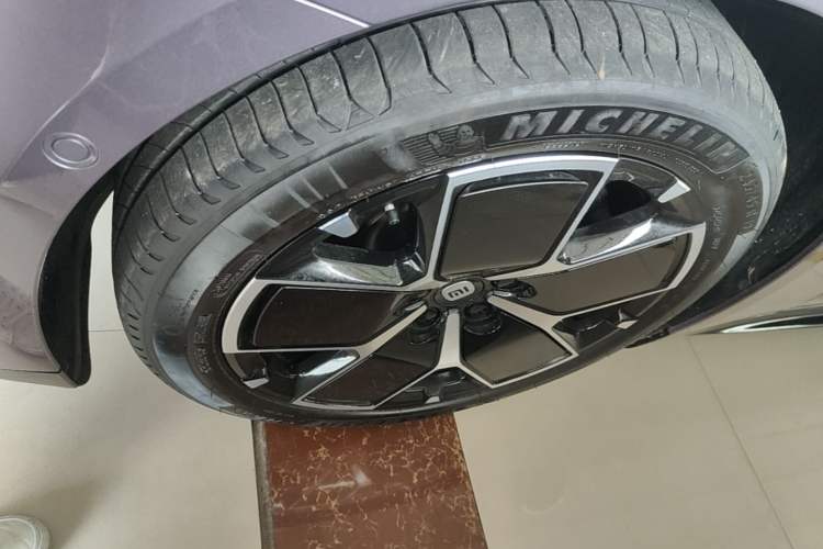 Used Xiaomi Auto SU7 2024 Rear-Drive Ultra-Long Range Advanced Pro-Level Intelligent Driving Version Left Front Wheel Hub