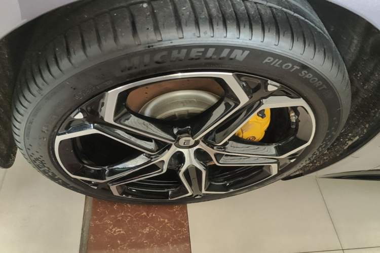 Used Xiaomi Auto SU7 2024 Rear-Drive Ultra-Long Range Advanced Pro-Level Intelligent Driving Version Left Front Wheel Hub
