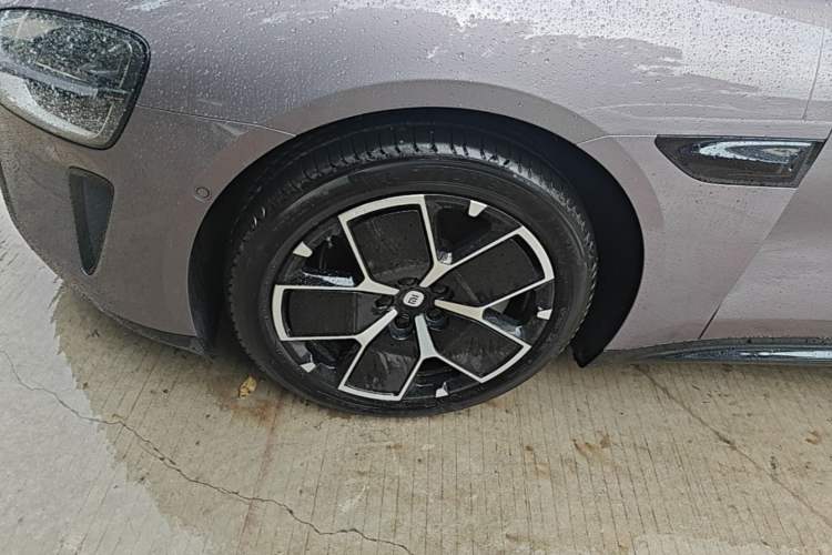 Used Xiaomi Auto SU7 2024 Rear-Drive Ultra-Long Range Advanced Pro-Level Intelligent Driving Version Left Front Wheel Hub