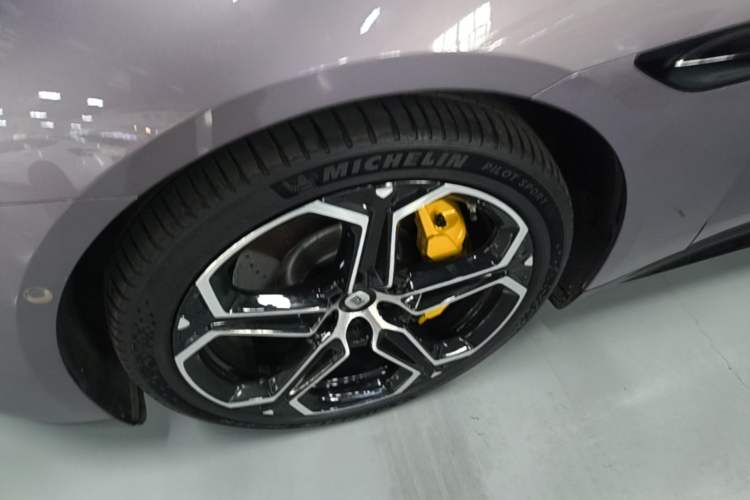Used Xiaomi Auto SU7 2024 Four-Wheel Drive Ultra-Long Range Advanced Intelligent Driving Max Edition Left Front Wheel Hub